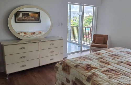Sunrise Park Apartment | Contemporary 2-bed 2-bath condo