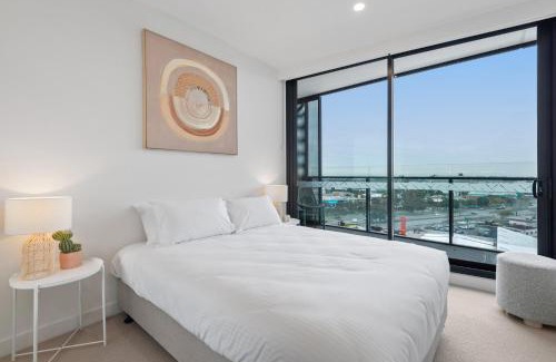 Clayton Apartment | Contemporary 2-Bed Haven with Swimming Pool