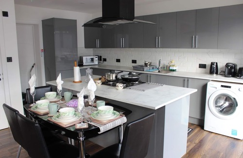 West Thurrock House | Contemporary 2bed house with Parking