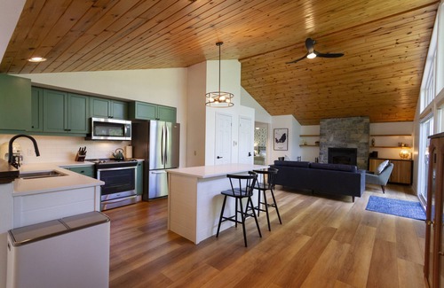 Marmora Cottage | Contemporary 3-bedroom waterfront cottage