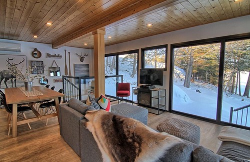Rosseau Cottage | Contemporary 4 Bdrm, 3 Bath Cottage on Rosseau! Sandy Beach + Boatport!