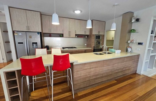 South Morang Villa | Contemporary 5 Bedroom Villa With Theatre Room and Pool