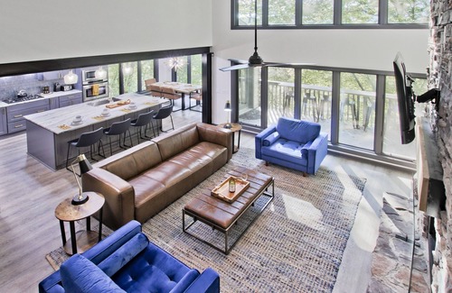 Jasper House | Contemporary 5 bedroom and 4 bath lake home