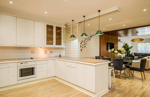 Mouille Point Apartment | Contemporary Apartment close to the Radisson (Majolica)