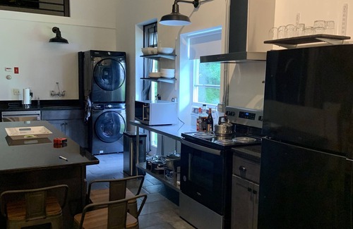 Florence Apartment | Contemporary Artist Sanctuary - The Studio. Artsy retreat in quiet setting.