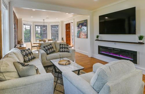 Cohoes Apartment | Contemporary Cohoes Retreat with Electric Fireplace!