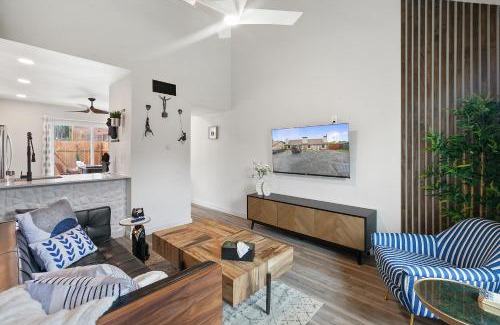 St. Edwards Apartment | Contemporary Couples Getaway Near Austin Favorites - Loft 21