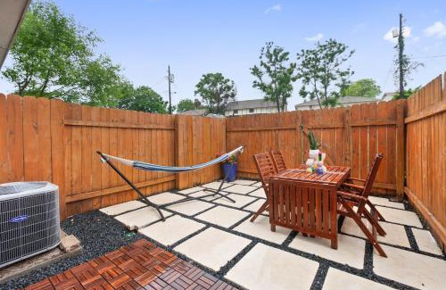 St. Edwards Apartment | Contemporary Couples Getaway Near Austin Favorites - Loft 21