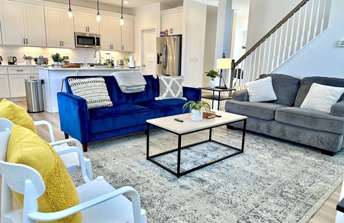 Garner House | Contemporary Gem Family Townhouse w/King Bed in Garner