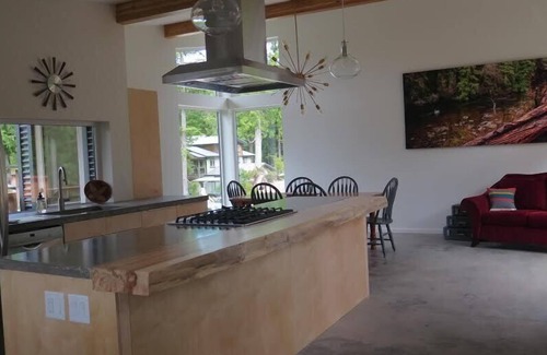 Tofino Cabin | Contemporary harbour-view fishing lodge, steps from the dock & downtown Tofino