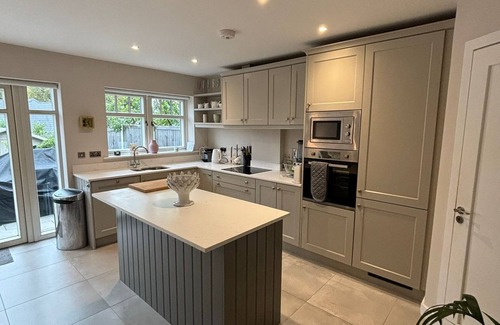 Ashford House | Contemporary home in Ashford, 10 mins walk to shops, pubs and restaurants