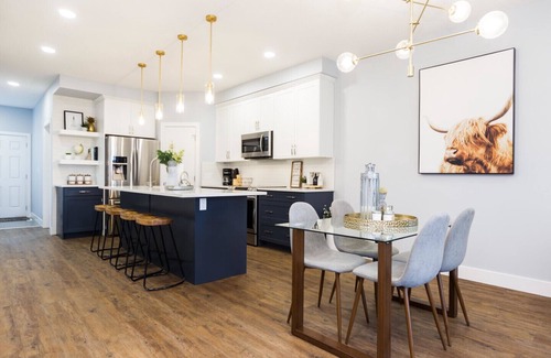 Jasper Place House | ★Contemporary Home ★ King Bed ✔ WiFi ✔Long Stays ★ Clean