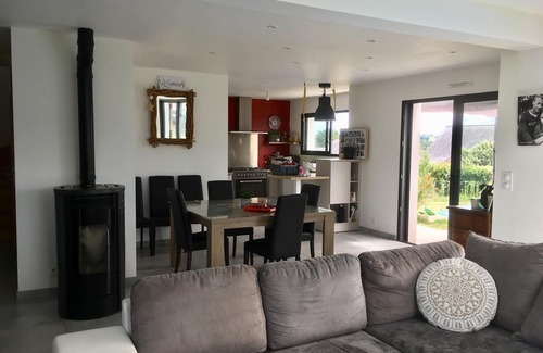 Guenin House | Contemporary house 35 minutes from beaches