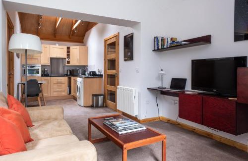 Glenmorangie Apartment | Contemporary One Bedroom Apartment Close To All Amenities In Conservation Area
