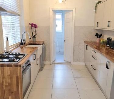 Wyken House | Contemporary Spacious 3BR House close to City Centre