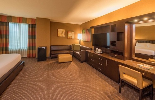 Sunrise Manor Hotel | Contemporary Stay with Pool & Entertainment, Steps from the Strip