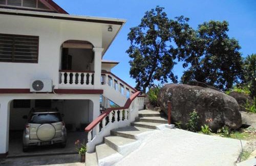 Zig Zag Ward Apartment | Contemporary studio with sea view in Mahé, 56m² + terrace