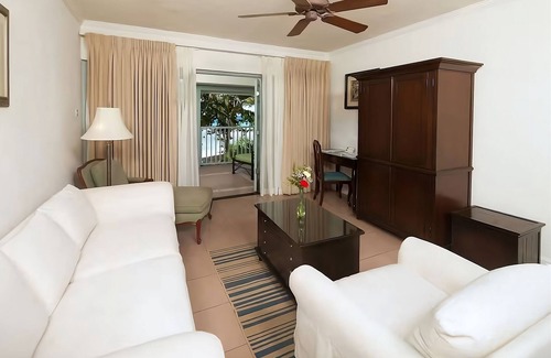 Hastings Hotel | Contemporary Unit Close to Dover Beach! Onsite Swimming Pool, FREE Parking