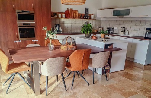 Aubignan Villa | Contemporary villa with swimming pool. 5min walk to shops
