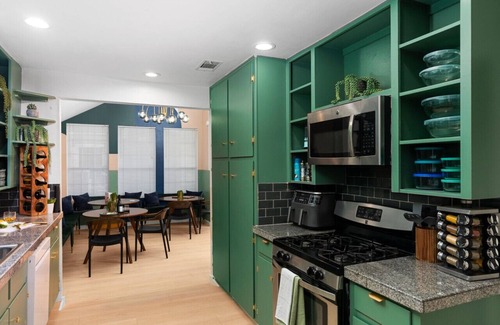 Greater South River City House | Content Casa: Near Bars/Pool/DT + Hot Tub/Patio