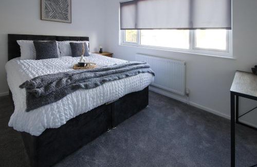 Luton Apartment | Contractors, Medical staff, Relocators, Families- 5 Bedroom 3 bathroom house- 2min walk to L&D