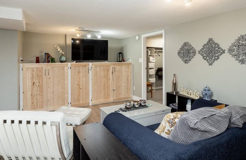 Tuxedo Apartment | Convenient 2 Bdr | Amazing Location + Priv. Entrance (496~B)