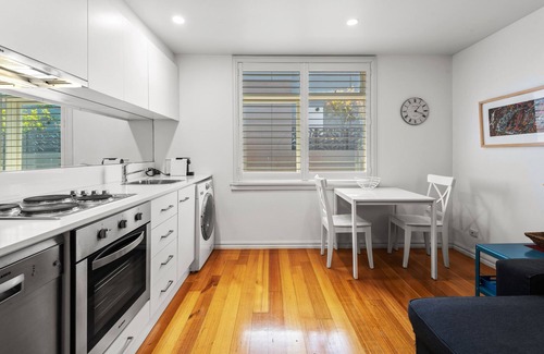 Carlton South Apartment | Convenient Apartment in heart of Carlton