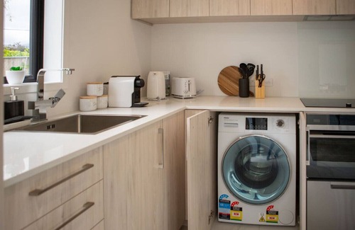 Trentham House | Convenient & Cozy 2BR Retreat - Oliver Place