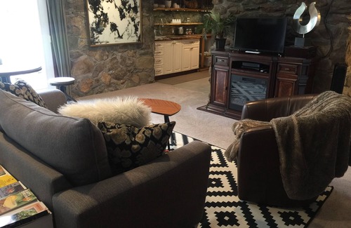 Kenilworth Apartment | Convenient Location : Charming & Stylish : Modern Amenities