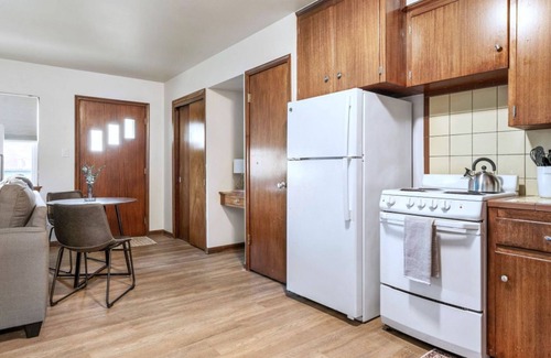 Wyandotte Apartment | Convenient Location-Private entrance 1 bedroom apartment in Riverview!