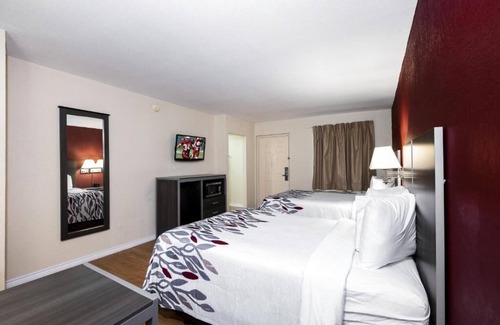 Westfield Hotel | Convenient Room Ideal for Budget Travelers near Houston's Top Attractions