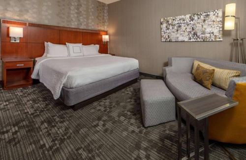 Newark Hotel | Convenient Stay in Delaware! Free Parking, Pool, Pets Allowed