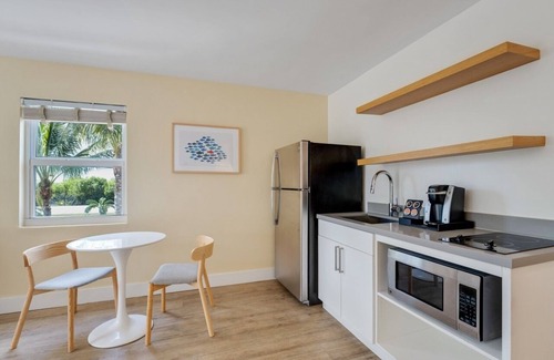Islamorada Apartment | Convenient Stay in Florida! Free Parking, Free Breakfast, Pool, Pets Allowed
