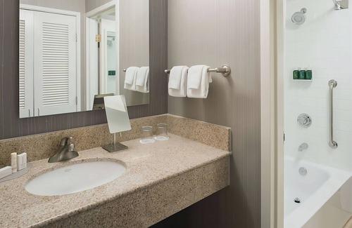 Bridle Trails Hotel | Convenient Stay, Superb Location! Close to Volunteer Park Water Tower, w/Pool!