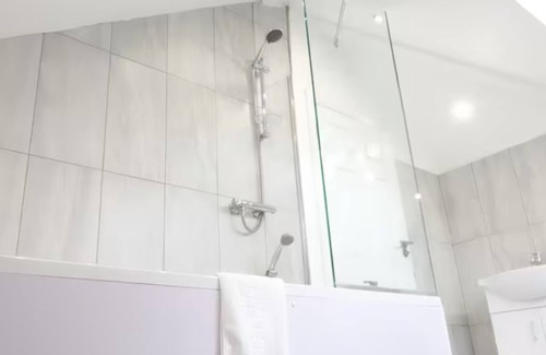 London Borough of Hounslow Apartment | Convenient Studio Flat Near Heathrow Airport Free Parking, 1 King & 1 Single Bed