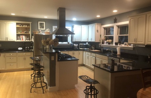 Charlotte House | Convenient to Burlington and Lake Champlain- July 4th week last min. spec.