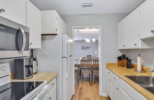 Saint Simons Heights Condo | Convenient to shops, restaurants, night life, with a community pool
