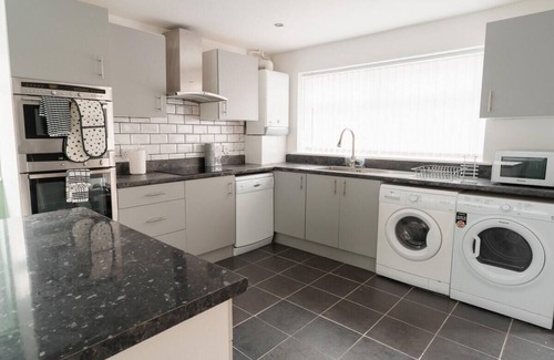 Birkenhead House | Convenient Wirral Retreat