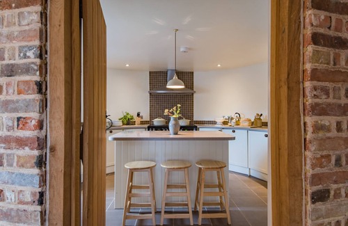 Ewhurst Green House | Converted barn/Oast House with amazing views and EV chargers