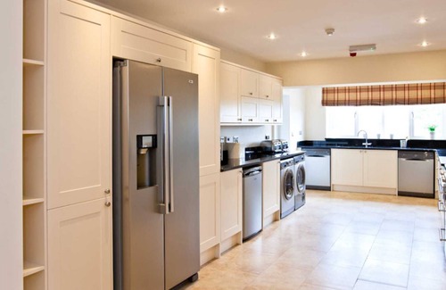 Cauldon Low House | Converted pub, sleeping up to 34 guests. Close to Alton Towers and Ashbourne.