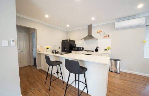 Kelmscott Apartment | Convinient Cosy Home with everthing around you.