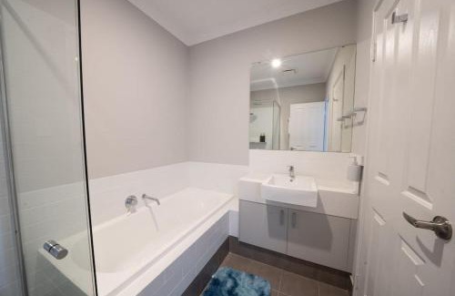Kelmscott Apartment | Convinient Cosy home with all around you!
