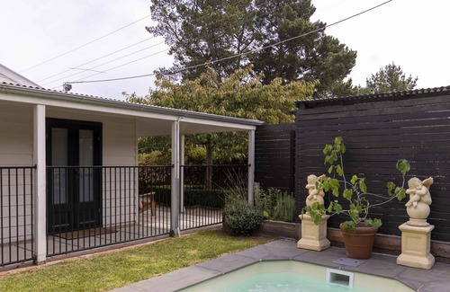 Lauriston Cottage | COOKS HOUSE - 4 BEDROOM WEATHERBOARD IN LAURISTON