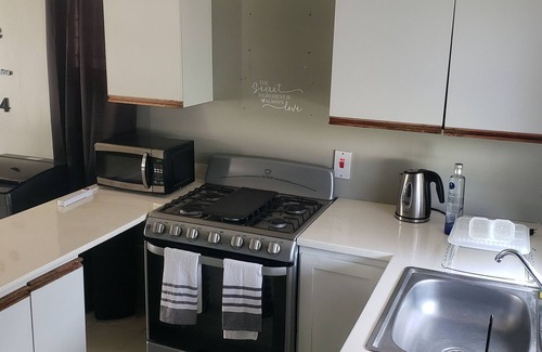 Old Harbour Cottage | Cool Cozy Cottage II. 2 bedroom oasis Free parking