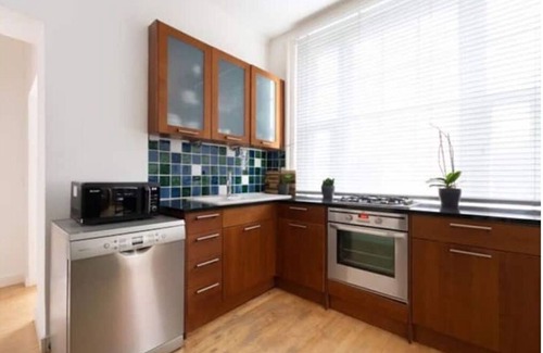 Holland Park Apartment | Cool Holland Park Apartment, Near Park