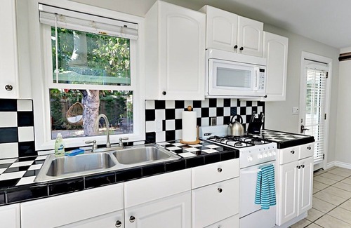 Golden Hill House | Cool New Remodel Near Coronado, NEW Jacuzzi, Fire Pit, BBQ, Walk to Downtown!