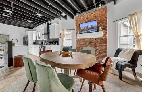 Front Park Apartment | Cool Urban Stay: Downtown Loft