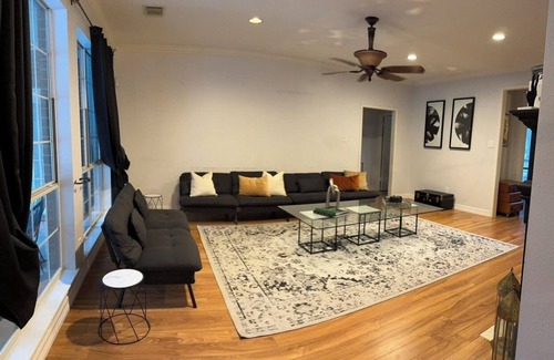 Sugar Land House | Cool Water Vibes Charming 4-bedroom house Sugar Land- complementary mini Bar