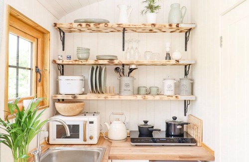Combeinteignhead Cottage | COOMBE VALLEY SHEPHERD'S HUT, pet friendly, with a garden in Shaldon