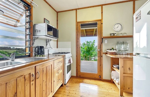 Cooroy Cottage | Cooroy - Bewell Eco Cottage - Garden Views - 25 mins to Noosa Heads -